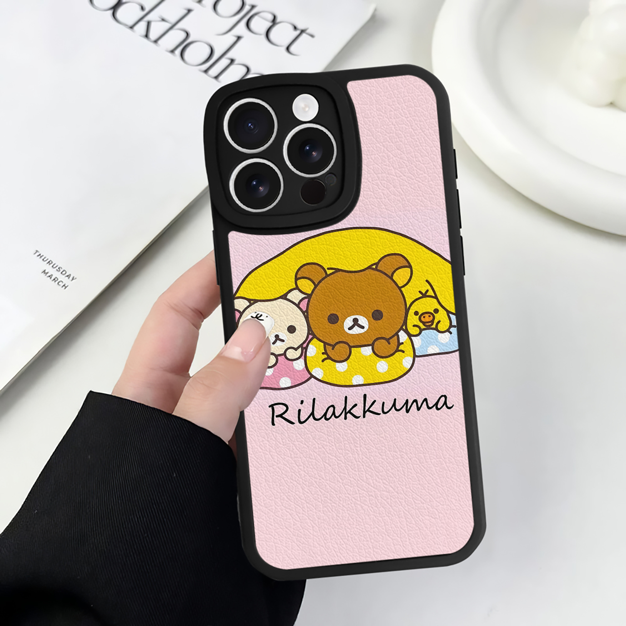 （画像用） リラックマ リラックマ キイロイトリ Rilakkuma Korilakkuma Kiiroitori 【iPhone 16シリーズ対応】シリコンスマホケース（レザー調） 材質：シリコン